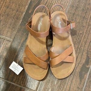 NWT Forever Comfort Women's Tan Sandals